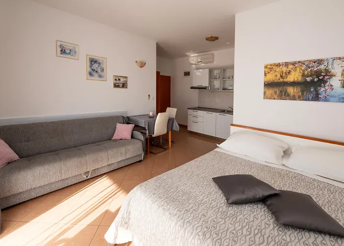 Apartmani Trogir شقة *